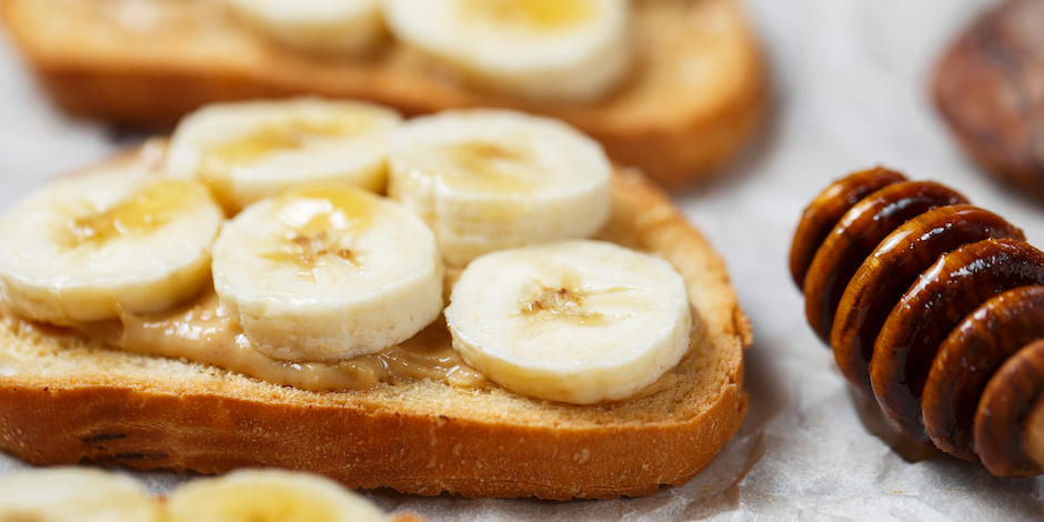 Pindakaas-banaan-toast: snel en voedzaam ontbijt